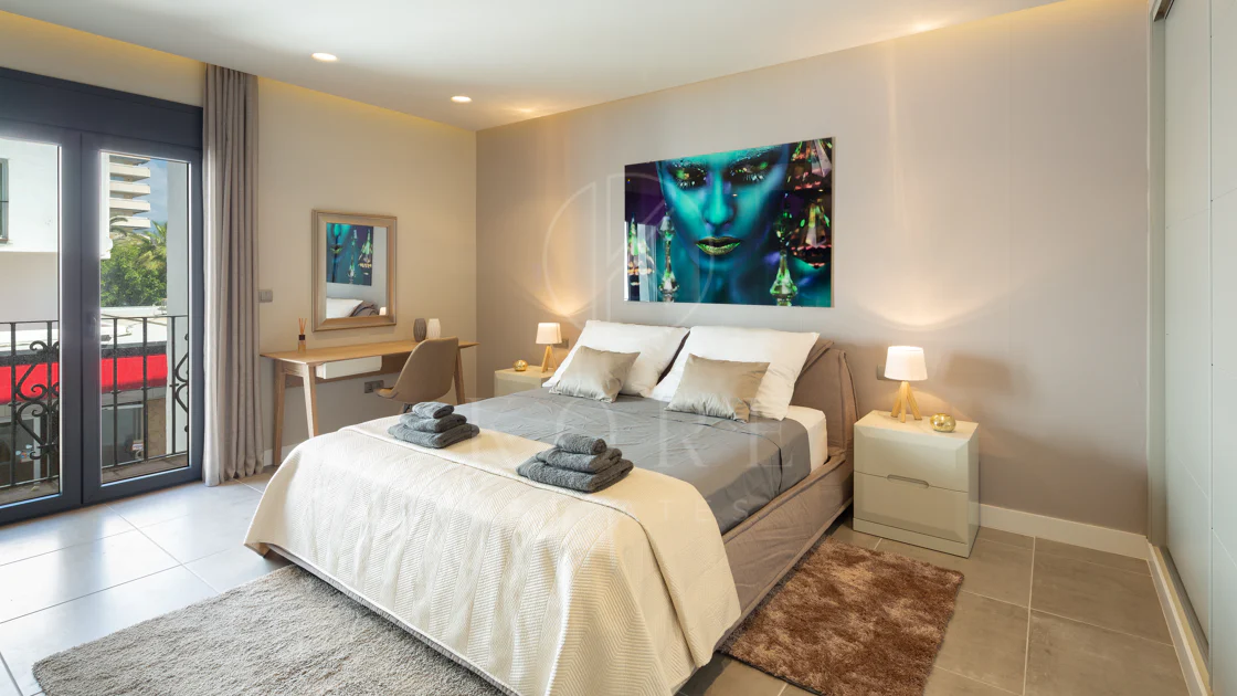 Reformado apartamento en primera línea de Puerto Banus, con vistas al mar.
