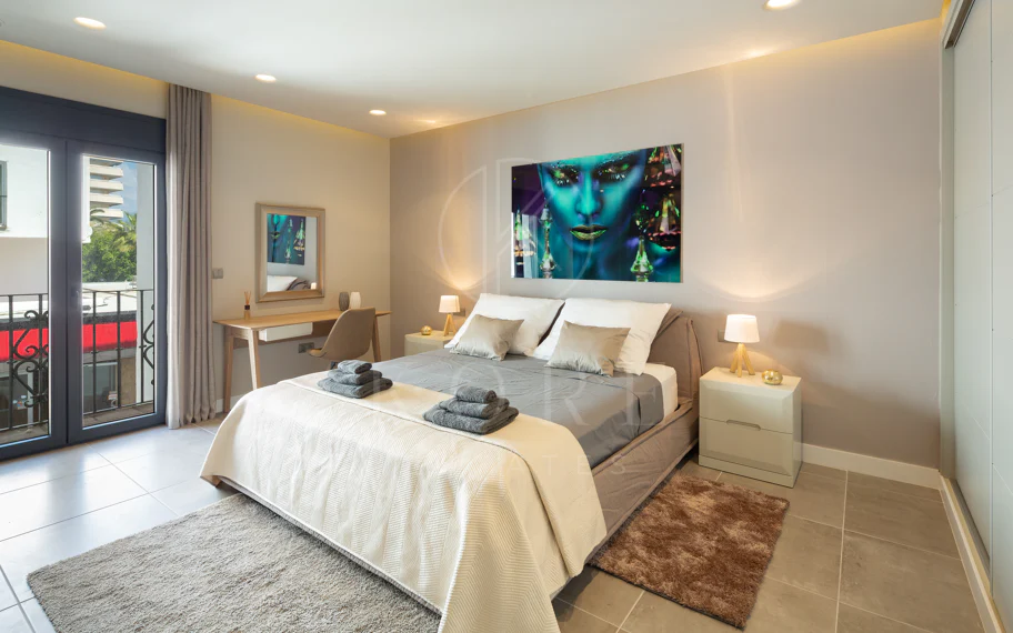 Reformado apartamento en primera línea de Puerto Banus, con vistas al mar.