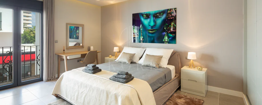 Reformado apartamento en primera línea de Puerto Banus, con vistas al mar.