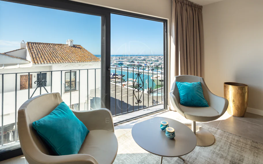 Reformado apartamento en primera línea de Puerto Banus, con vistas al mar.