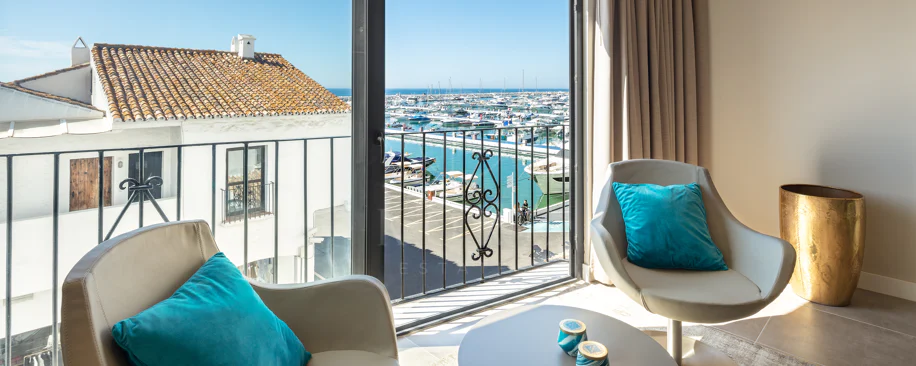 Reformado apartamento en primera línea de Puerto Banus, con vistas al mar.