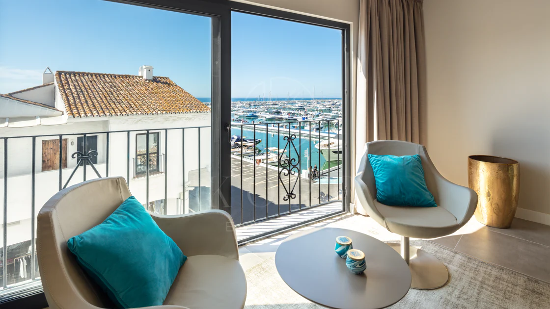 Reformado apartamento en primera línea de Puerto Banus, con vistas al mar.