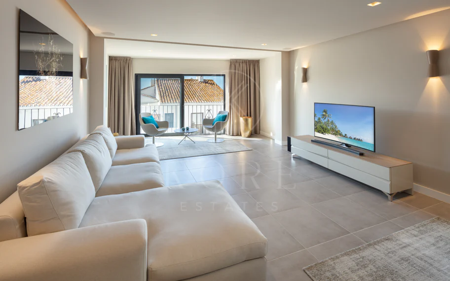 Reformado apartamento en primera línea de Puerto Banus, con vistas al mar.