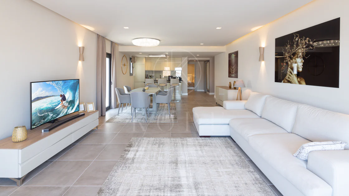 Reformado apartamento en primera línea de Puerto Banus, con vistas al mar.