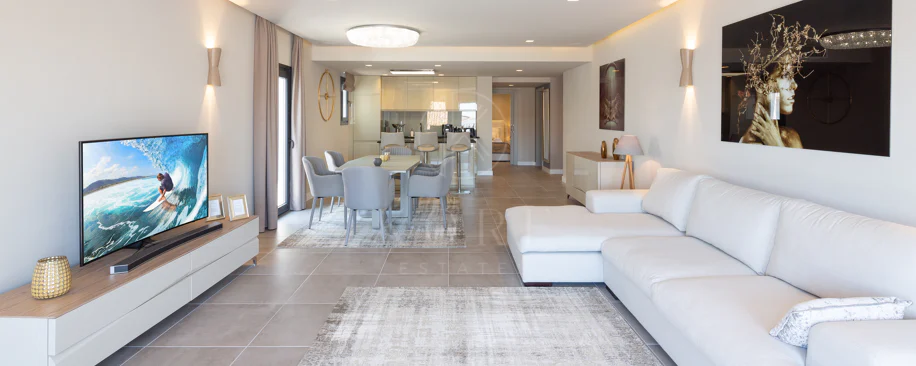 Reformado apartamento en primera línea de Puerto Banus, con vistas al mar.