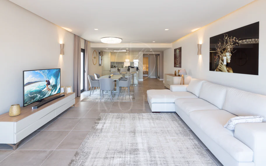 Reformado apartamento en primera línea de Puerto Banus, con vistas al mar.