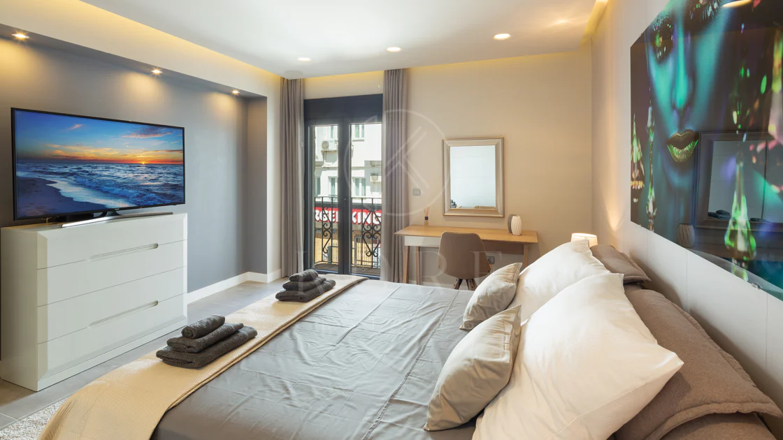 Reformado apartamento en primera línea de Puerto Banus, con vistas al mar.