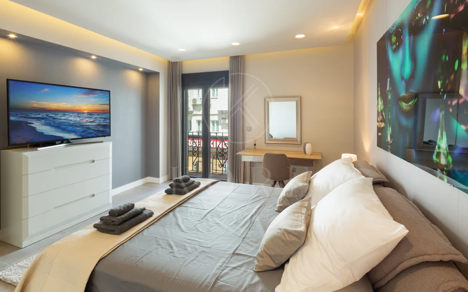 Reformado apartamento en primera línea de Puerto Banus, con vistas al mar.
