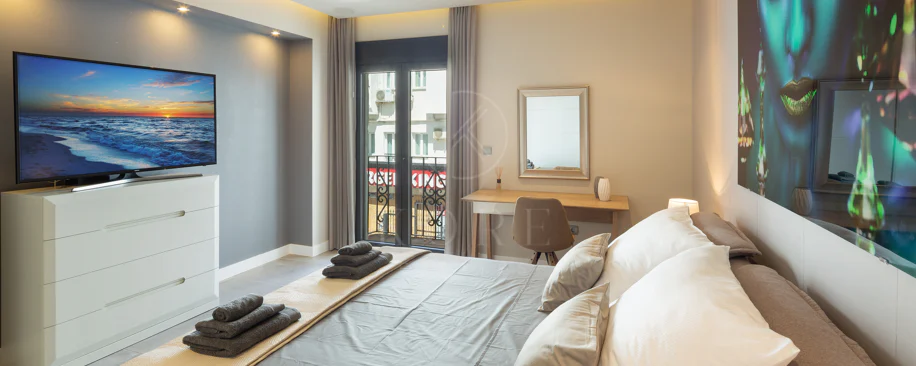Reformado apartamento en primera línea de Puerto Banus, con vistas al mar.