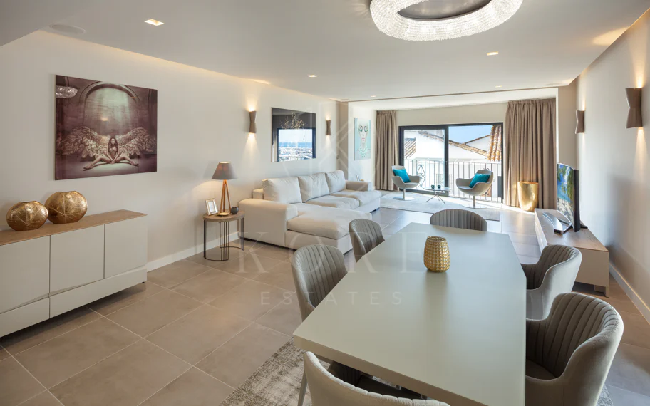 Reformado apartamento en primera línea de Puerto Banus, con vistas al mar.