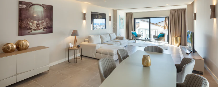 Reformado apartamento en primera línea de Puerto Banus, con vistas al mar.