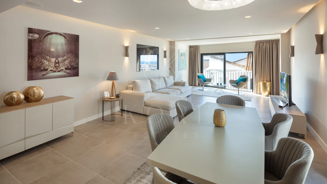 Reformado apartamento en primera línea de Puerto Banus, con vistas al mar.