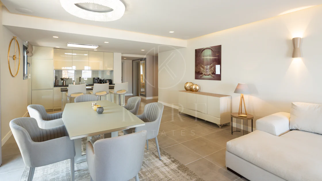 Reformado apartamento en primera línea de Puerto Banus, con vistas al mar.