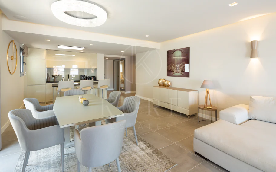 Reformado apartamento en primera línea de Puerto Banus, con vistas al mar.
