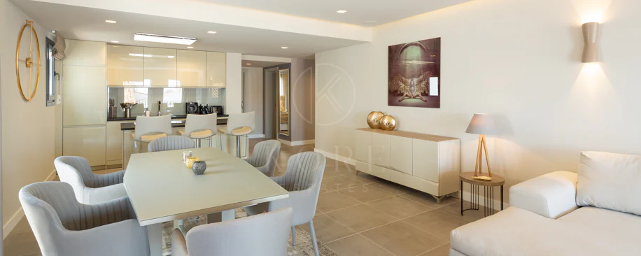 Reformado apartamento en primera línea de Puerto Banus, con vistas al mar.