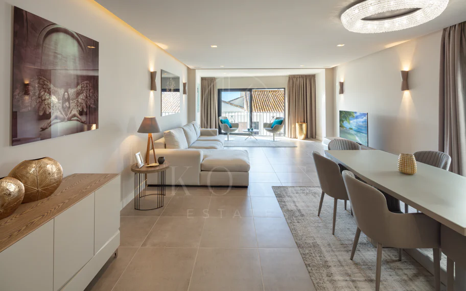 Reformado apartamento en primera línea de Puerto Banus, con vistas al mar.