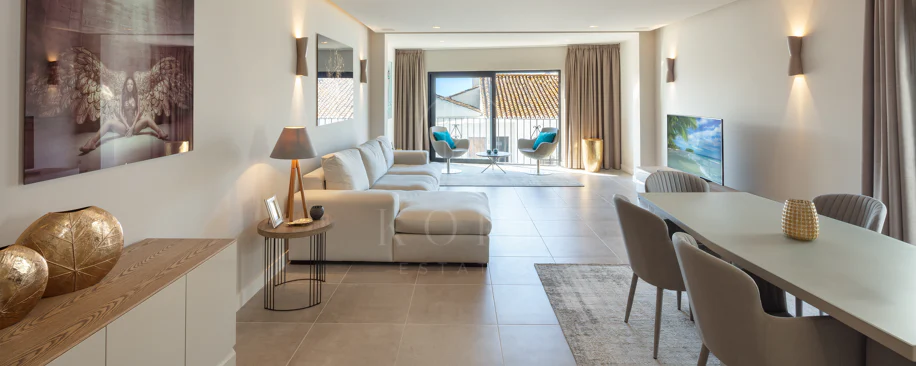 Reformado apartamento en primera línea de Puerto Banus, con vistas al mar.