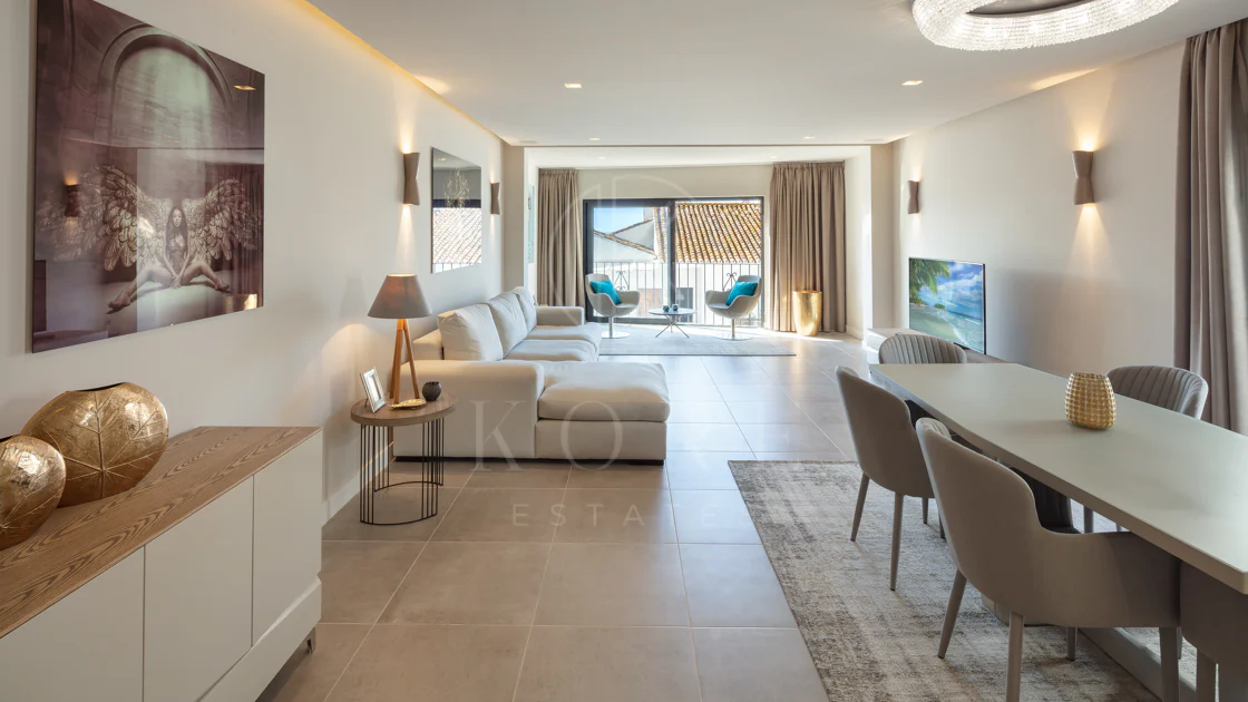 Reformado apartamento en primera línea de Puerto Banus, con vistas al mar.