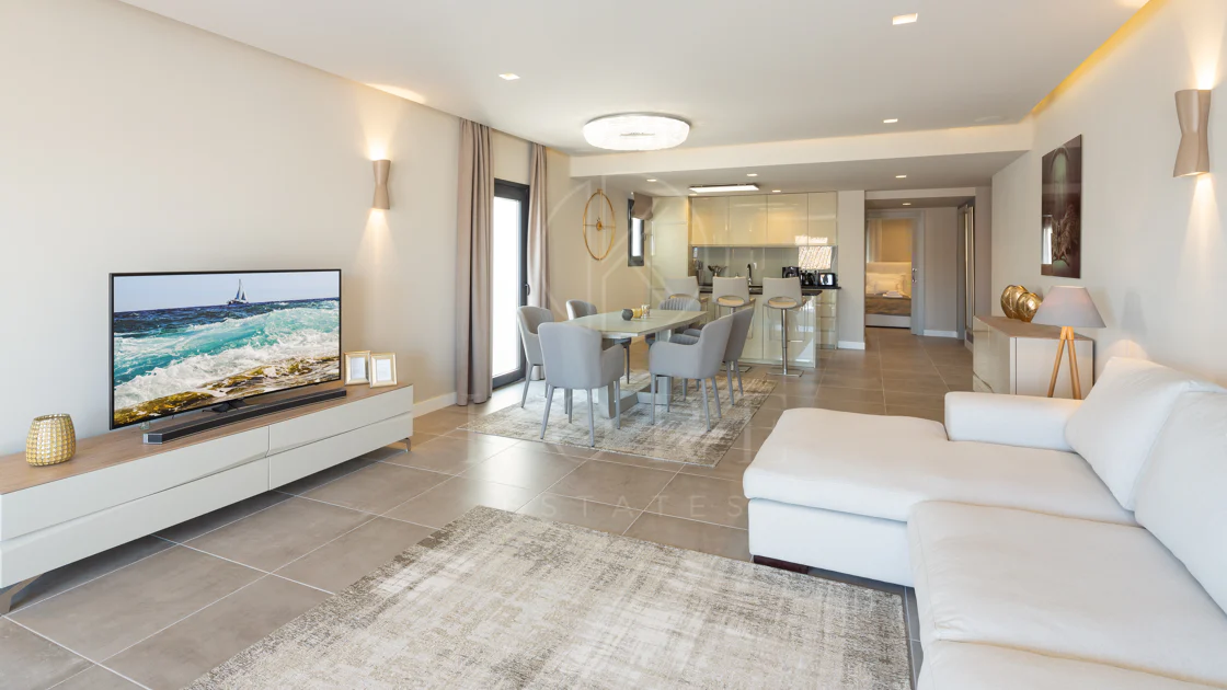 Reformado apartamento en primera línea de Puerto Banus, con vistas al mar.