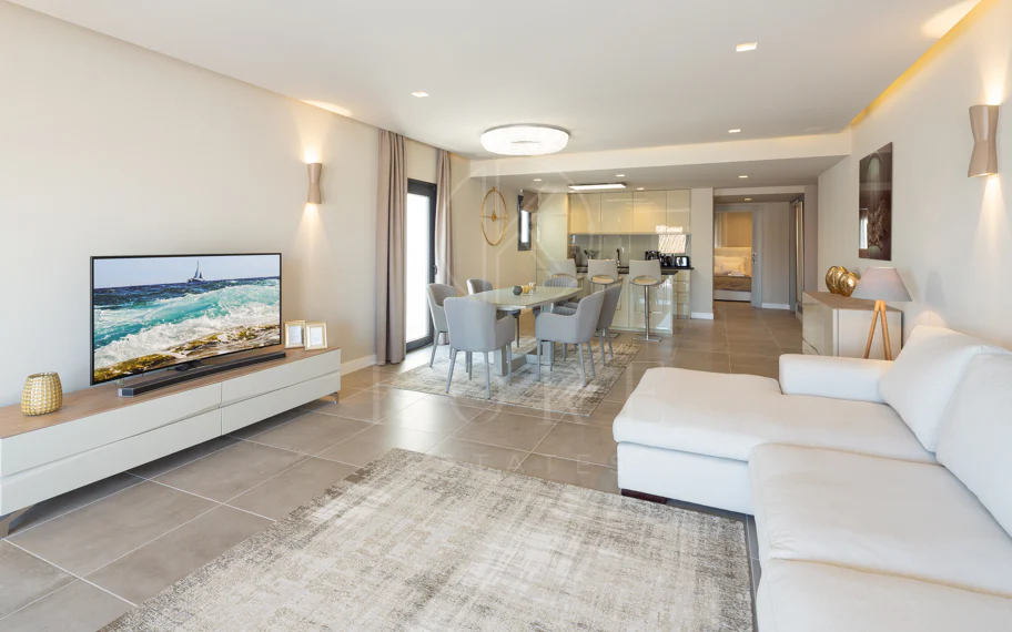 Reformado apartamento en primera línea de Puerto Banus, con vistas al mar.