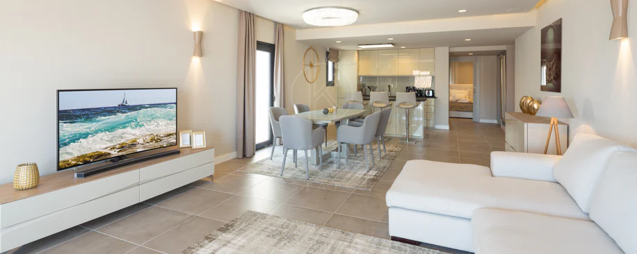 Reformado apartamento en primera línea de Puerto Banus, con vistas al mar.