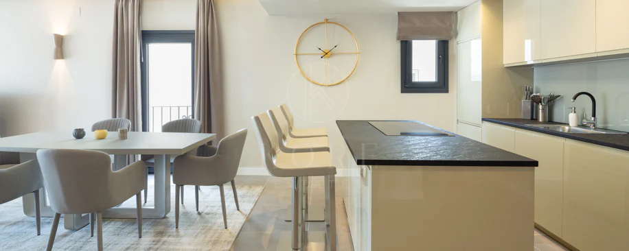 Reformado apartamento en primera línea de Puerto Banus, con vistas al mar.