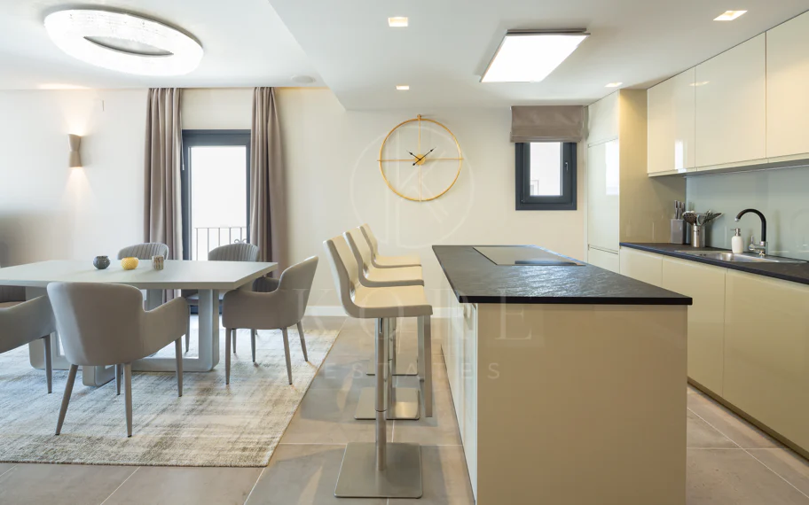 Reformado apartamento en primera línea de Puerto Banus, con vistas al mar.
