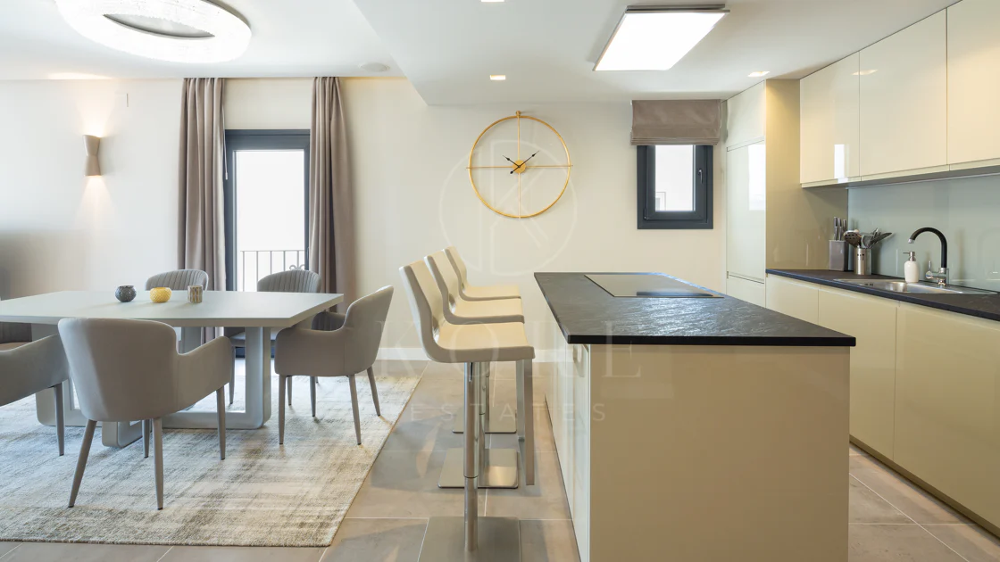Reformado apartamento en primera línea de Puerto Banus, con vistas al mar.