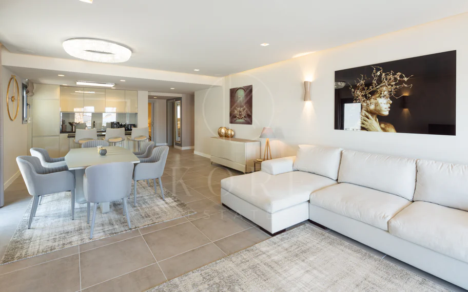 Reformado apartamento en primera línea de Puerto Banus, con vistas al mar.