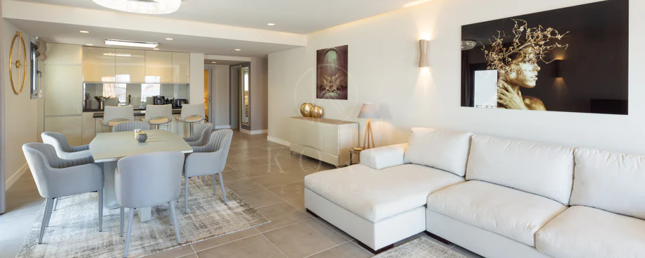 Reformado apartamento en primera línea de Puerto Banus, con vistas al mar.