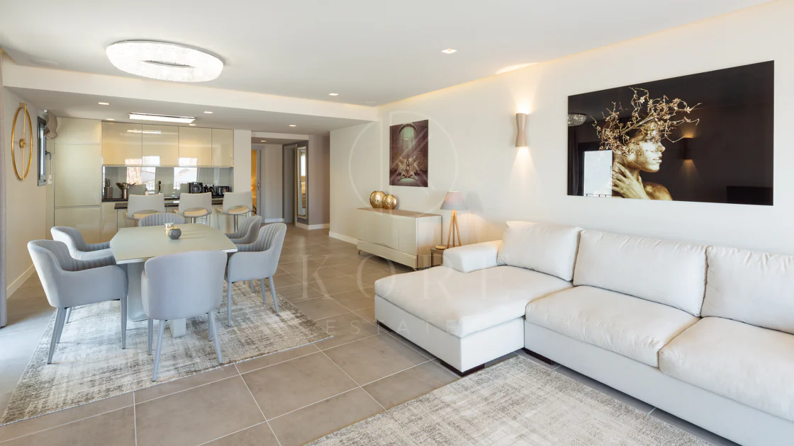 Reformado apartamento en primera línea de Puerto Banus, con vistas al mar.
