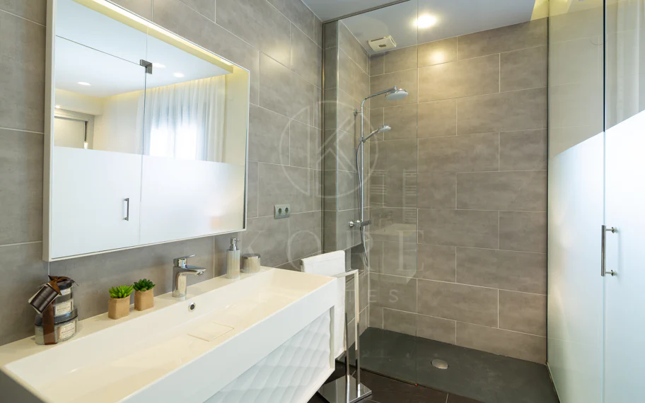 Reformado apartamento en primera línea de Puerto Banus, con vistas al mar.