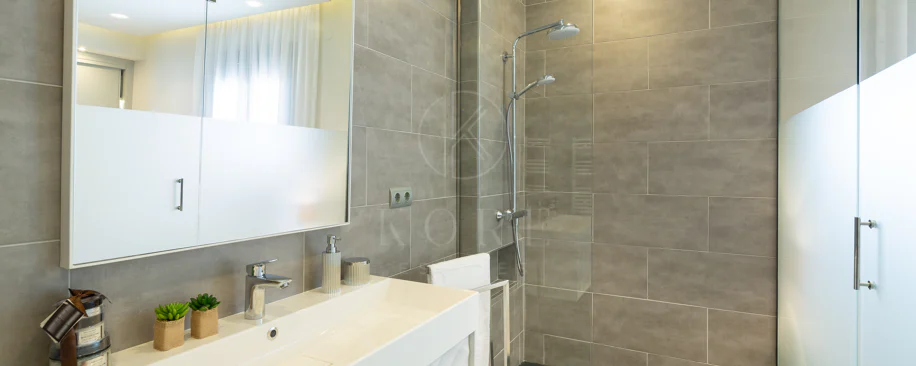 Reformado apartamento en primera línea de Puerto Banus, con vistas al mar.