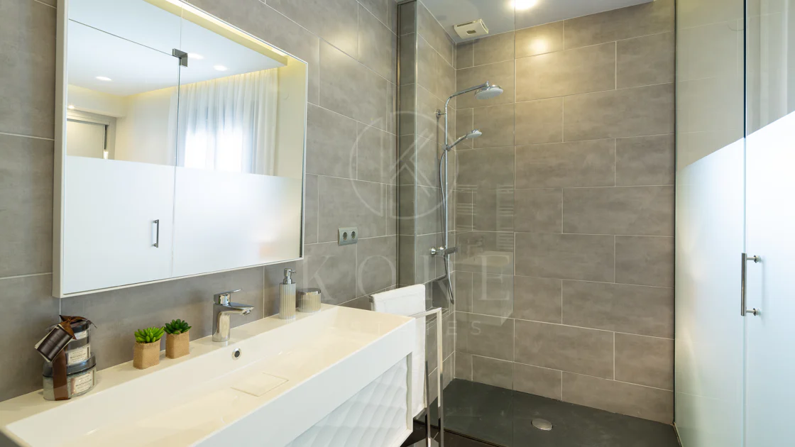 Reformado apartamento en primera línea de Puerto Banus, con vistas al mar.
