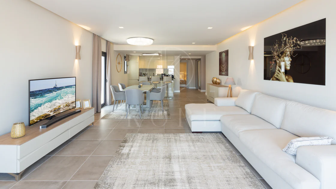 Reformado apartamento en primera línea de Puerto Banus, con vistas al mar.