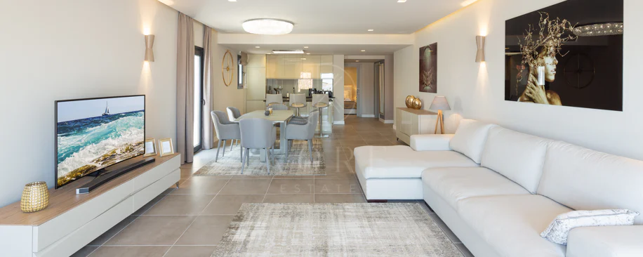 Reformado apartamento en primera línea de Puerto Banus, con vistas al mar.