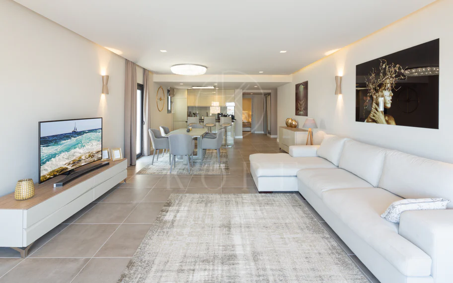 Reformado apartamento en primera línea de Puerto Banus, con vistas al mar.