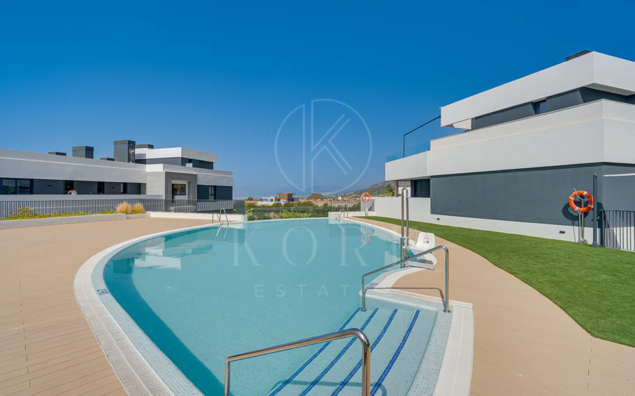 Apartamento de tres dormitorios en la comunidad cerrada de Medblue, en Altos de los Monteros