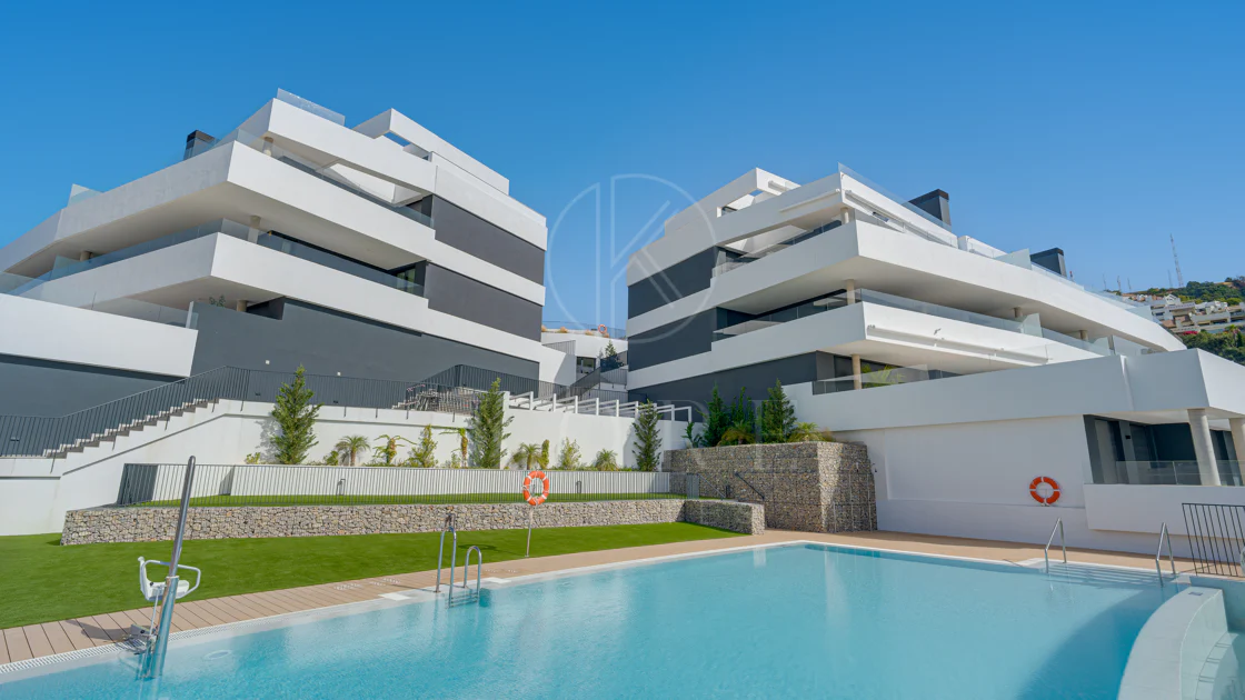 Apartamento de tres dormitorios en la comunidad cerrada de Medblue, en Altos de los Monteros
