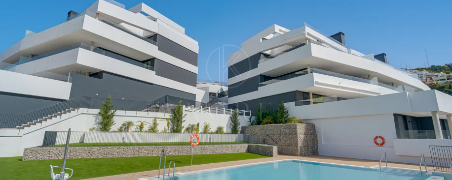 Apartamento de tres dormitorios en la comunidad cerrada de Medblue, en Altos de los Monteros