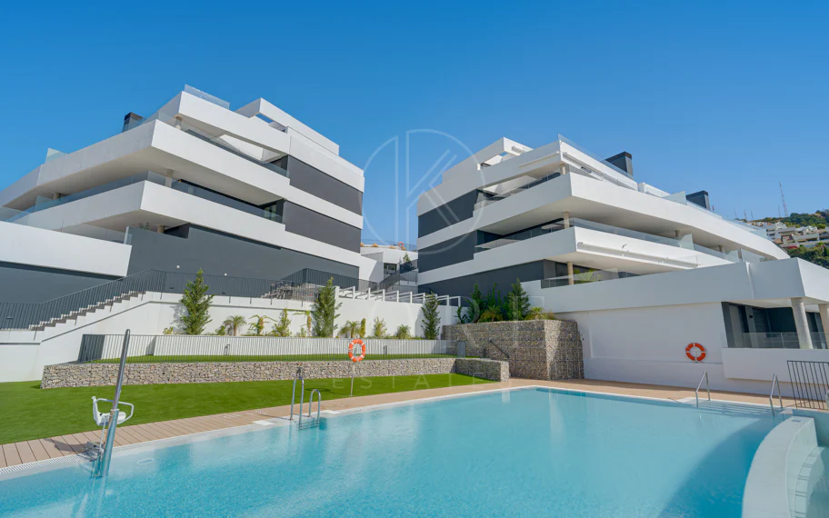 Apartamento de tres dormitorios en la comunidad cerrada de Medblue, en Altos de los Monteros