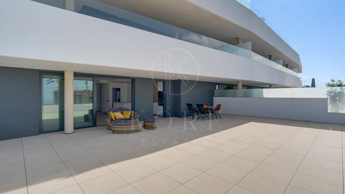 Apartamento de tres dormitorios en la comunidad cerrada de Medblue, en Altos de los Monteros