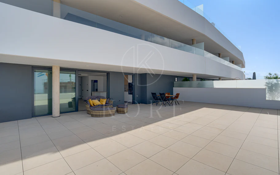 Apartamento de tres dormitorios en la comunidad cerrada de Medblue, en Altos de los Monteros