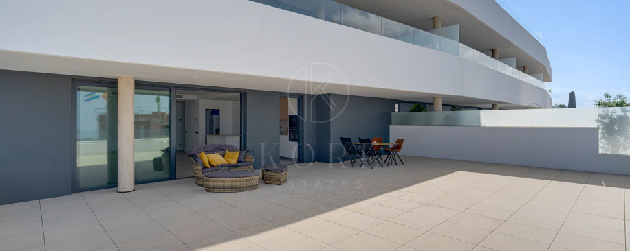 Apartamento de tres dormitorios en la comunidad cerrada de Medblue, en Altos de los Monteros