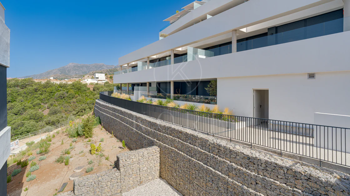 Apartamento de tres dormitorios en la comunidad cerrada de Medblue, en Altos de los Monteros
