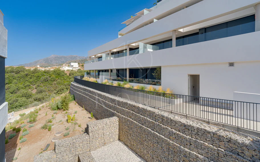Apartamento de tres dormitorios en la comunidad cerrada de Medblue, en Altos de los Monteros