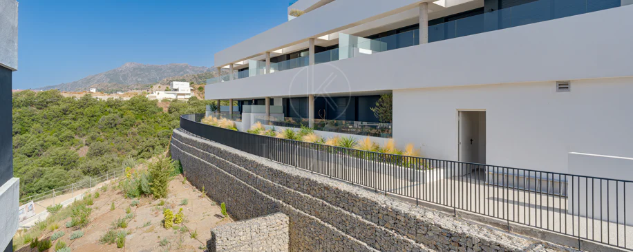 Apartamento de tres dormitorios en la comunidad cerrada de Medblue, en Altos de los Monteros