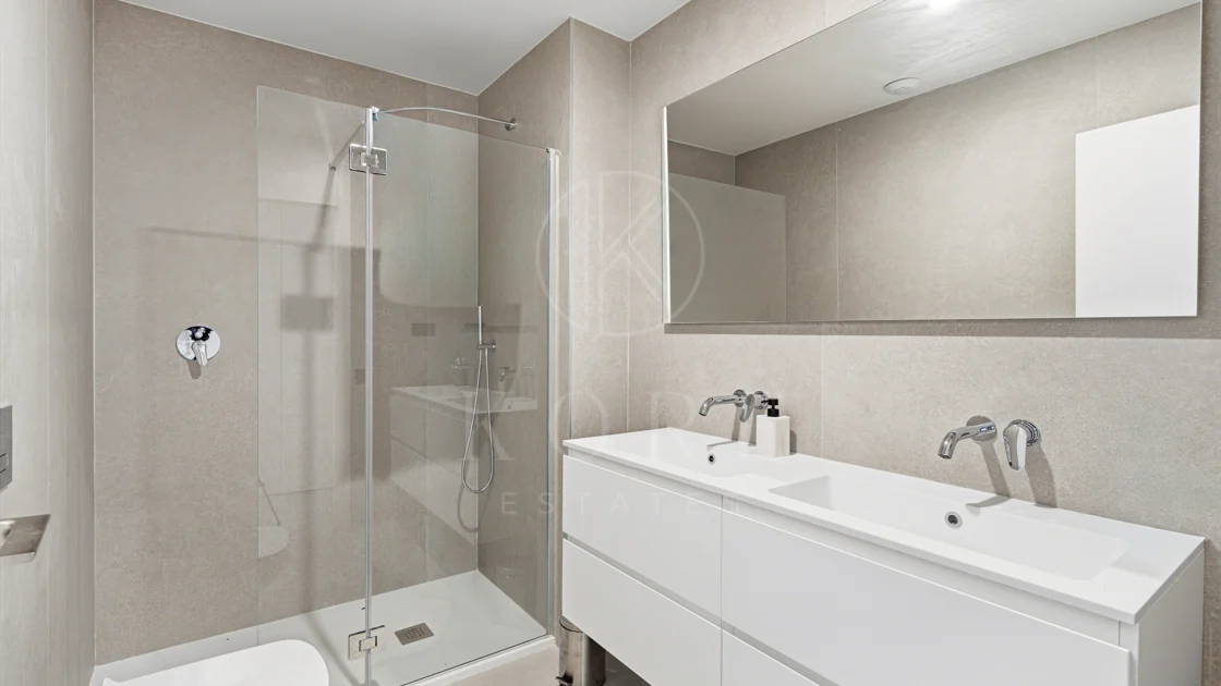 Apartamento de tres dormitorios en la comunidad cerrada de Medblue, en Altos de los Monteros