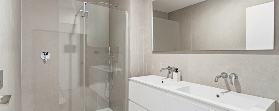 Apartamento de tres dormitorios en la comunidad cerrada de Medblue, en Altos de los Monteros
