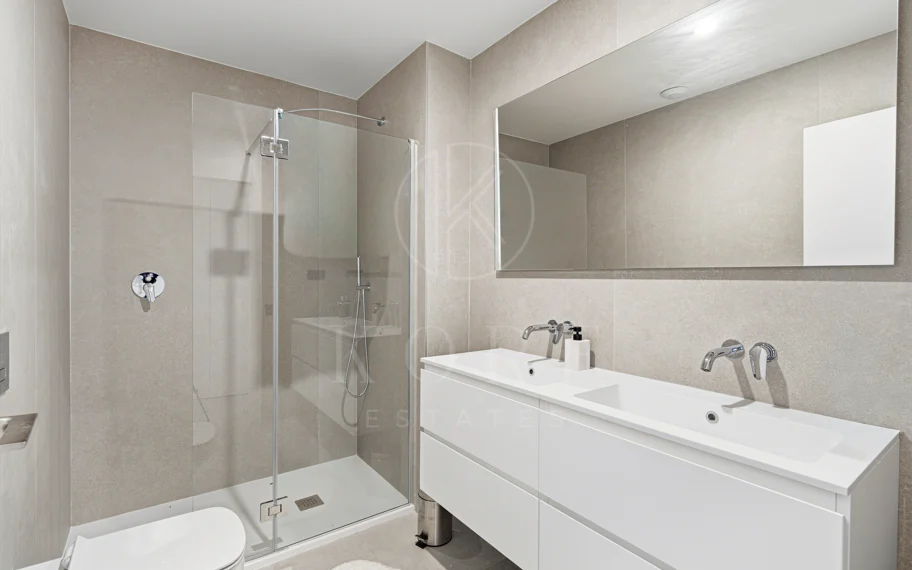 Apartamento de tres dormitorios en la comunidad cerrada de Medblue, en Altos de los Monteros